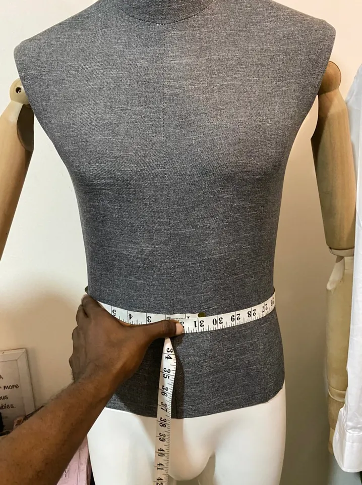Stomach circumference measured on a tailoring mannequin